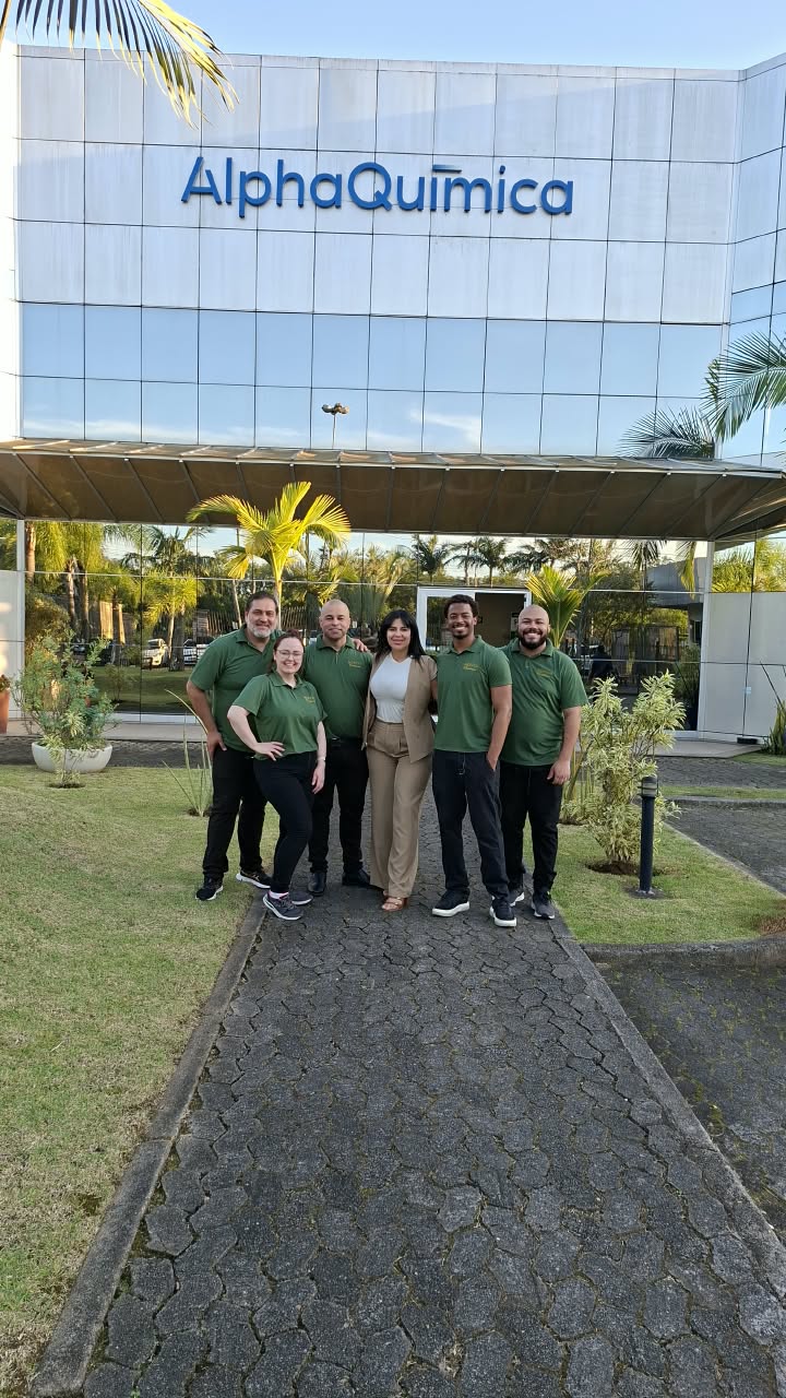 Equipe Nórtus em frente à sede da Alpha Química