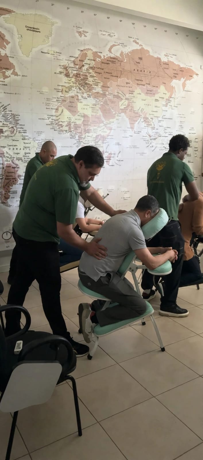 Massoterapeutas da Nórtus realizando quick massage em colaboradores da Alpha Química