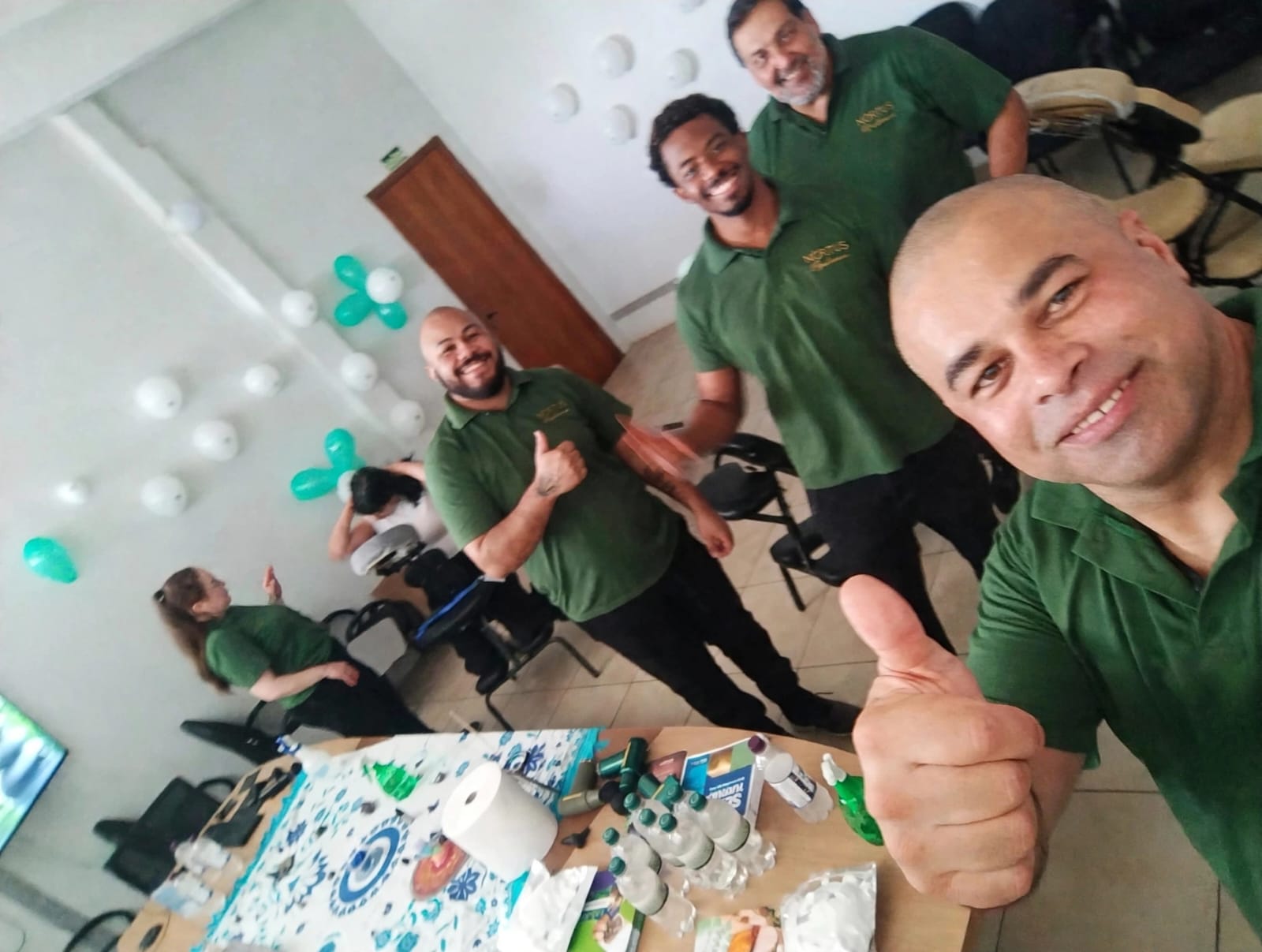 Equipe Nórtus sorrindo durante a ação de bem-estar na Alpha Química